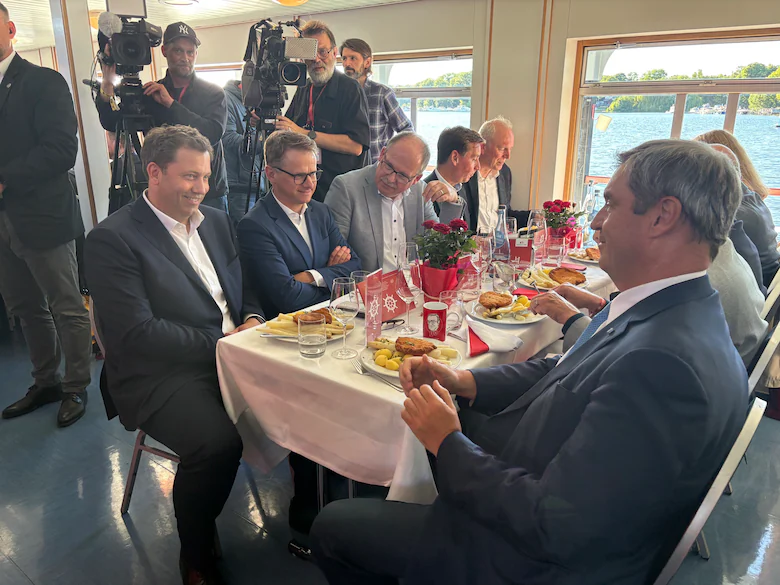 BJilge's tweet photo. Söder bei SPD: "Arbeitnehmerparteien sitzen hier“Ja, da sitzen sie,die  Selbsternannten, beim Mampfen von Spargel. Morgen  wieder eine Sitzung der “Arbeitnehmerparteien” in denen man diskutiert, was man den Arbeitern noch so alles streichen kann um Migration, Bürgergeld, und Ukraine-Krieg zu finanzieren.