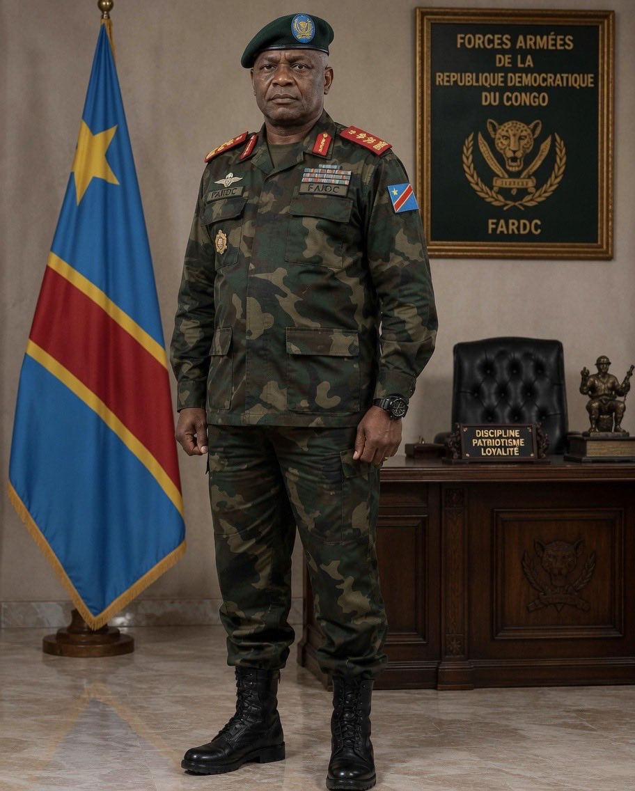 RusselNash1986's tweet photo. Un officier des FARDC sur le front doit toujours avoir en tête une seule idée : foutre une bonne raclée à l’éleveur de vaches du M23 et au RDF. 🇨🇩💪 #FARDC #EstDuCongo https://t.co/tv57pLVkXN
