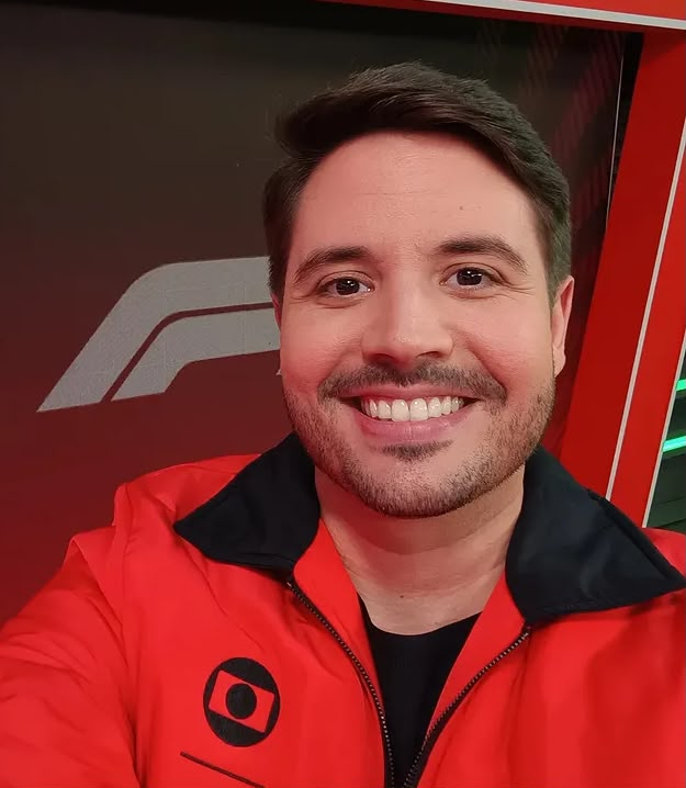 blog_formula1's tweet photo. 🚨 OFICIAL 🚨

Bruno Fonseca irá substituir Everaldo Marques na narração da F1 na Globo durante a Copa do Mundo ⚽️

Com Everaldo escalado para os jogos da Copa, Bruno será a voz da F1 na TV aberta. Além disso, a emissora decidiu unificar as equipes de transmissão: Teremos a mesma equipe escalada tanto para o Sportv quanto para a TV aberta.