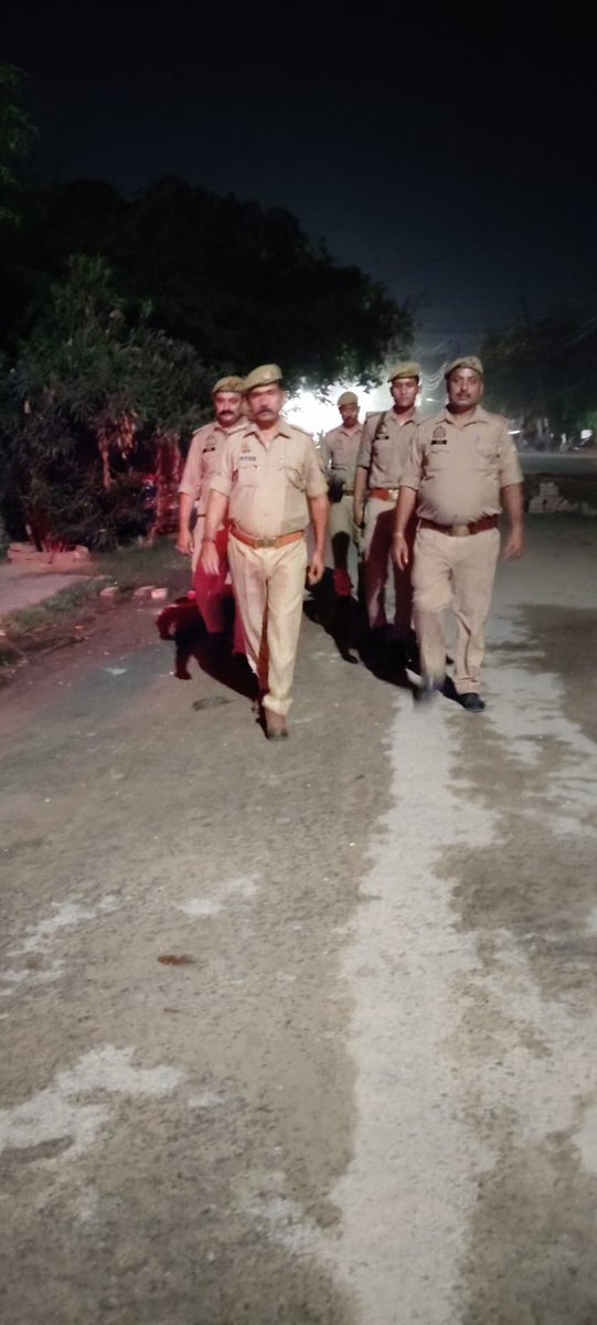 raebarelipolice's tweet photo. #SP_RBL @Ravi_KumarIPS के निर्देशन में  जनपदीय पुलिस द्वारा अपने अपने थाना क्षेत्र अन्तर्गत शांति एवं कानून व्यवस्था के दृष्टिगत पैदल गश्त की गयी-
@Uppolice
@dgpup
@adgzonelucknow
@Igrangelucknow https://t.co/XzrLq4KyMX