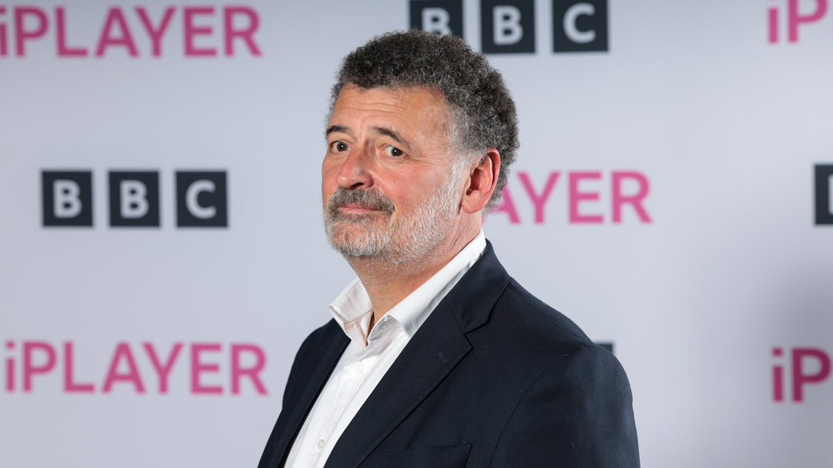 LuvDoctorWho's tweet photo. 🚨 Em entrevista a revista @RadioTimes, Steven Moffat negou ter conhecimento sobre o anúncio de hoje, mas deixou uma mensagem de esperança.

“Não faço ideia do que está acontecendo, nem do que está por vir. Mas fiquem firmes. É um “gancho” - O Doutor SEMPRE sobrevive no final.” https://t.co/v3Cr8x919d