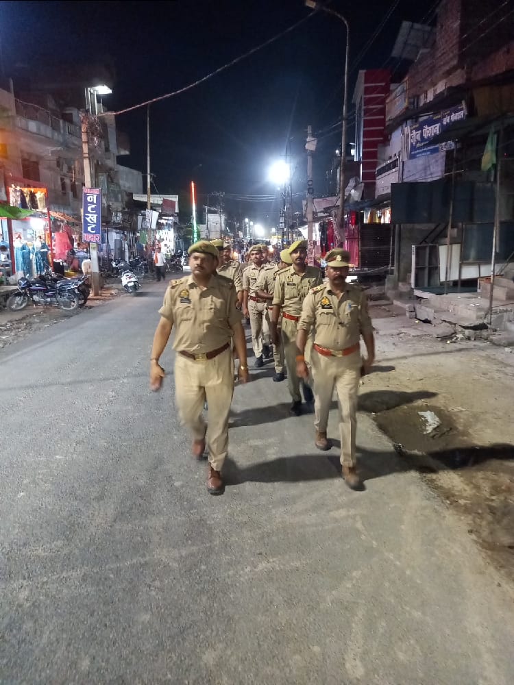 raebarelipolice's tweet photo. #SP_RBL @Ravi_KumarIPS के निर्देशन में  जनपदीय पुलिस द्वारा अपने अपने थाना क्षेत्र अन्तर्गत शांति एवं कानून व्यवस्था के दृष्टिगत पैदल गश्त की गयी-
@Uppolice
@dgpup
@adgzonelucknow
@Igrangelucknow https://t.co/96ogtKGLK1