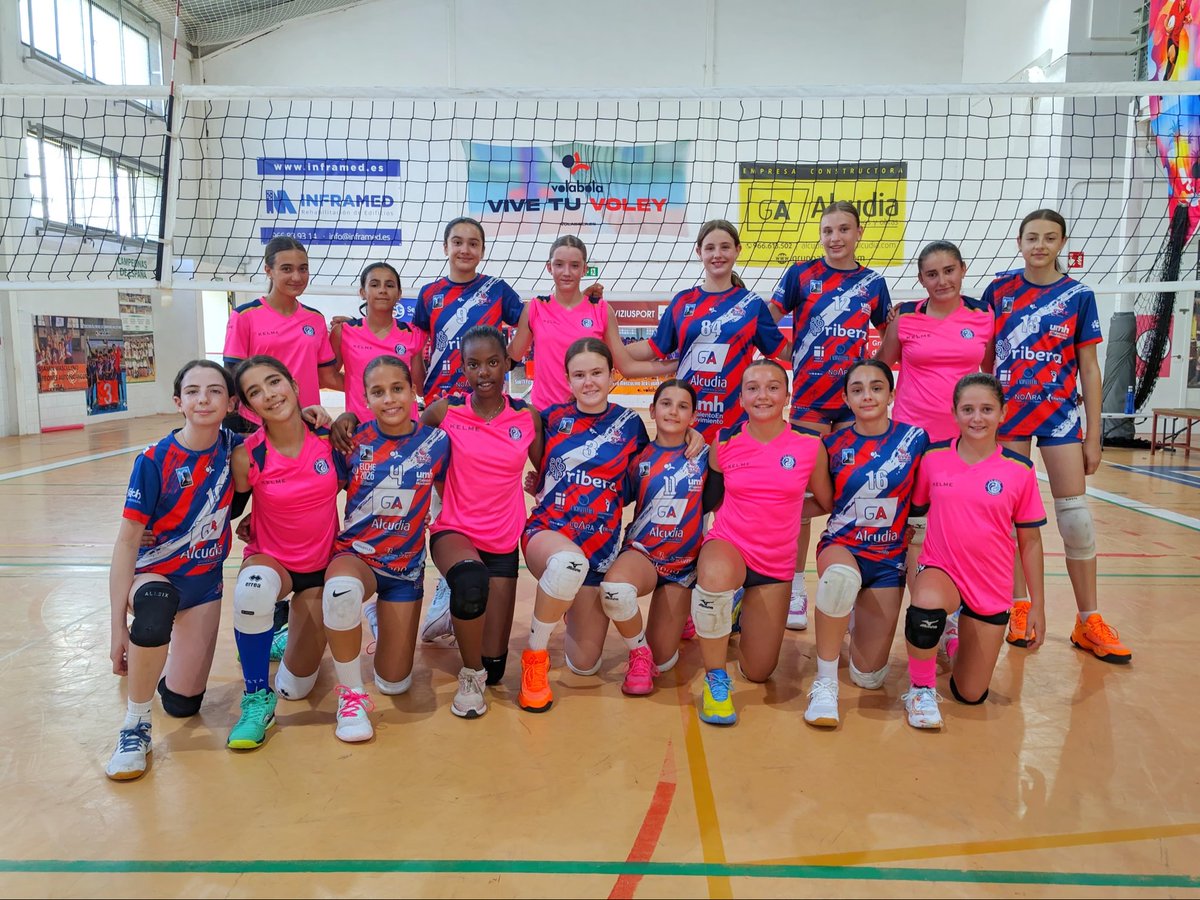 algarsurmenor's tweet photo. Las alevines están listas ✅🏐

Después de conquistar el campeonato regional, nuestras jugadoras han aprovechado estas jugadoras para seguir entrenando duro y desplazarse a Elche para jugar un amistoso 🤝 

Nos vemos en Valladolid 🇪🇸

#algarbien #juegaencasa #voleibol https://t.co/GDQdr4owCK