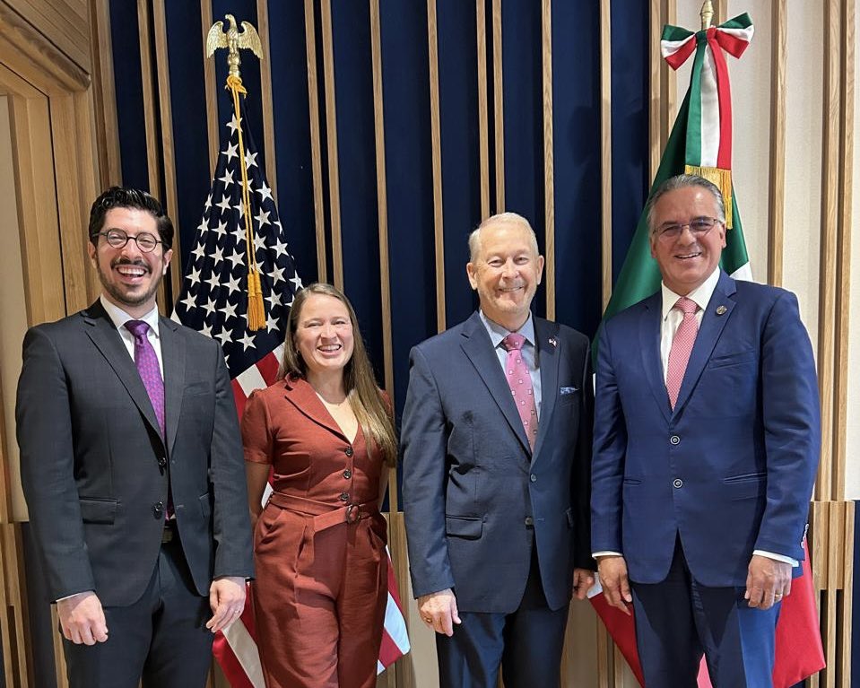 AmChamMexico's tweet photo. AmCham cree en la colaboración institucional, el diálogo proactivo y el respeto entre nuestros países.

Durante más de 100 años hemos sido y seguiremos siendo un puente entre 🇲🇽 y 🇺🇸. 

Agradecemos a @USAmbMex Ronald Johnson, nuestro Presidente Honorario, por recibirnos este lunes, para seguir construyendo en dicha dirección.