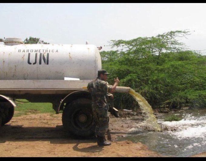 MoronNela's tweet photo. Un soldado de la #ONU vierte aguas fecales en un rio de #Haití, lo que desataría una epidemia de cólera que mataría a más de 10.000 personas e infectaría a 820.000 miembros de la población del pais.

Octubre de 2010.

Todo se originó por los cascos azules nepalíes de la ONU, en #Nepal estaban experimentando un brote de cólera en ese momento, al menos uno de losnsoldados estaba infectado... y no se le ocurrió otra cosa que vertir su orina y heces en el río, sin saber que los haitianos usaban ese río como fuente de agua vital para sus familias.

Asi es la "ayuda" del instrumento imperialista de la ONU en Haiti, donde además sus cascos azules violaron y dejaron embarazadas a niñas haitianas.