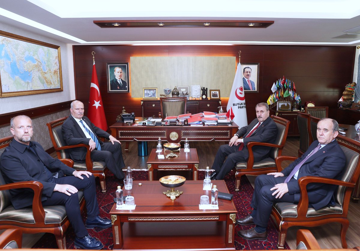 GurselBaran's tweet photo. Büyük Birlik Partisi Genel Başkanı Sayın Mustafa Destici’yi Parti Genel Merkezi’nde ziyaret ederek, kıymetli ağabeyi Merhum Halil Nural Destici için taziyelerimizi ilettik. 

Bu müteessir günlerinde Sayın Mustafa Destici başta olmak üzere, Ankara Ticaret Odamızın Disiplin Kurulu Üyesi de olan Sayın Osman Fatih Destici ve kederli ailesine Cenab-ı Hakk'tan sabırlar diliyorum. 

Rabbim merhumun ruhunu şad, taksiratını affeylesin; mekânını Peygamber Efendimizin (S.A.V.) komşuluğuyla şereflendirsin inşallah.

@Mustafa_Destici @Desticiosman26 @bbpgenelmerkez