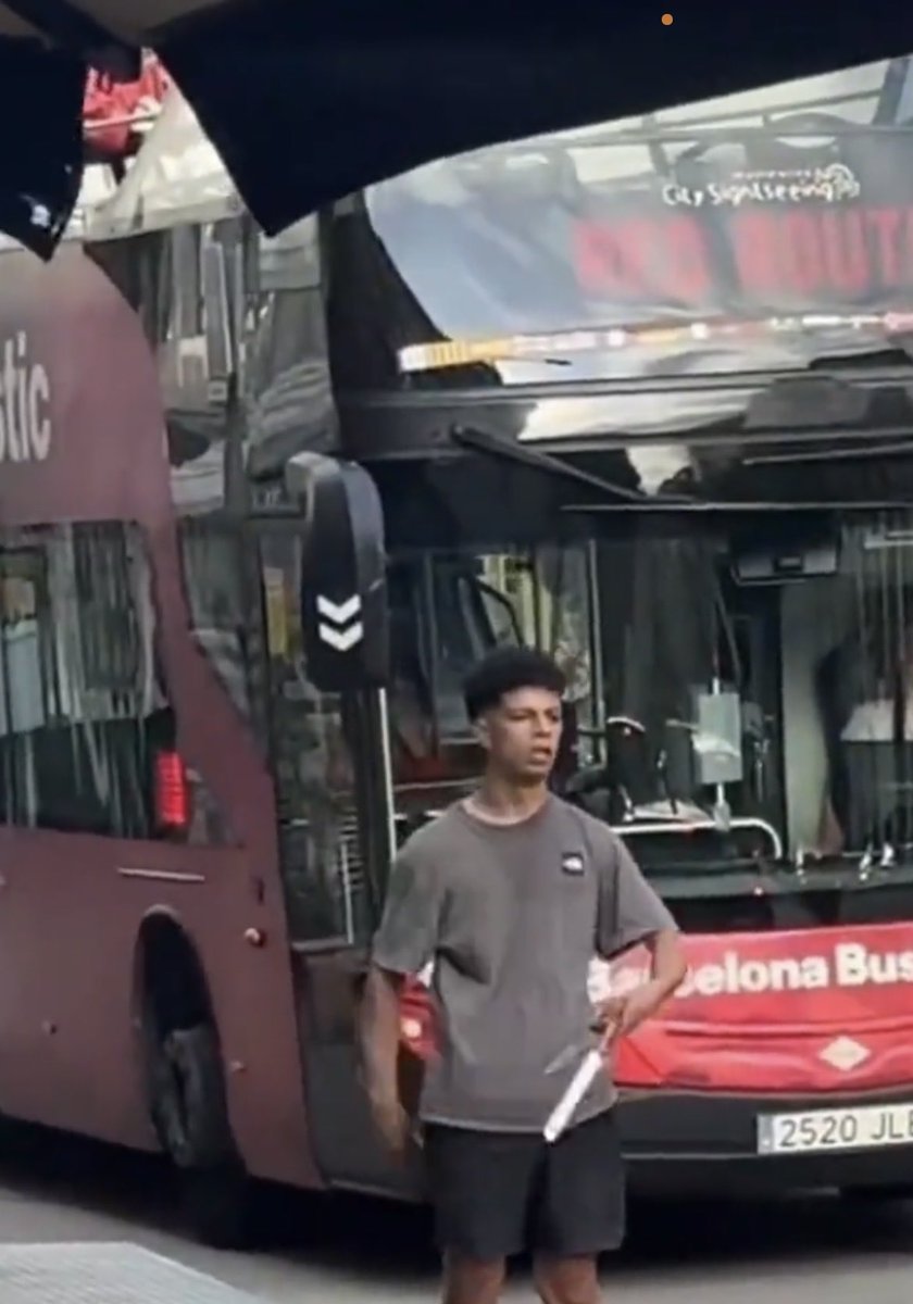 contrastado's tweet photo. 1 magrebí esgrimiendo 2 cuchillos de grandes dimensiones, hiere a un joven y se pasea por la Avenida del Paral-lel en el centro de Barcelona amenazando a los viandantes.
Al llegar la Guardia Urbana,los amenazó y un agente sacó su arma
…Es la Barcelona real, la que el Papa no ve! https://t.co/lZqfPVqpoO