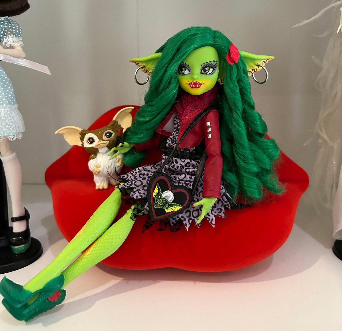 QueenetteMH's tweet photo. Holiiii miedosos, que tengan un mal día 😈👊🏻
Miren mi bonita Greta en su silloncito Muack 💋
#MonsterHigh #Skullector #ColecciónMonsterHigh https://t.co/oBHTXBYCQm