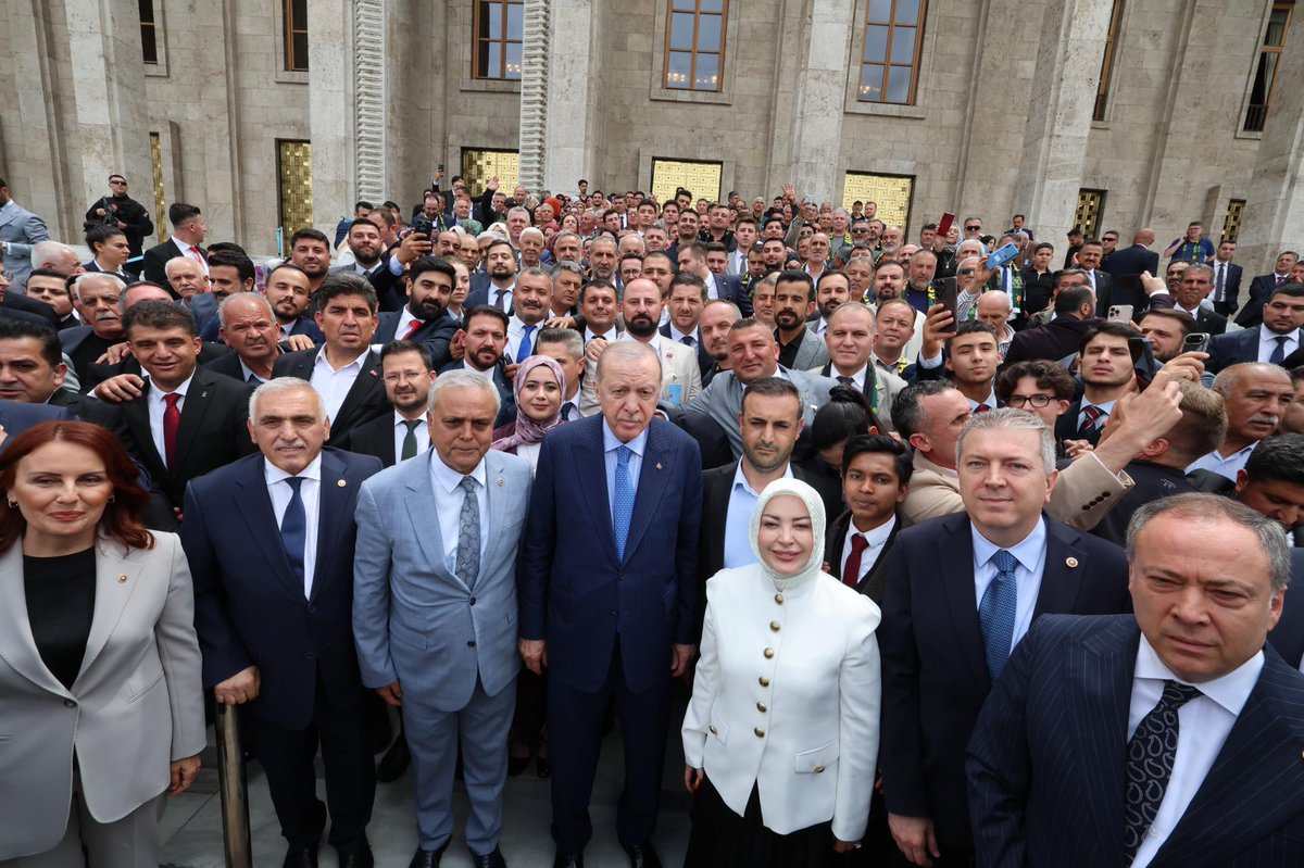 aliinci_54's tweet photo. Adapazarı İlçe Teşkilatımız ile birlikte; Cumhurbaşkanımız ve Genel Başkanımız Sayın Recep Tayyip Erdoğan ve TBMM Başkanımız Sayın Numan Kurtulmuş ile Gazi Meclisimizde hatıra fotoğrafı çektirdik.

Rabbim birliğimizi daim eylesin inşallah. https://t.co/jh0XIyRS3z