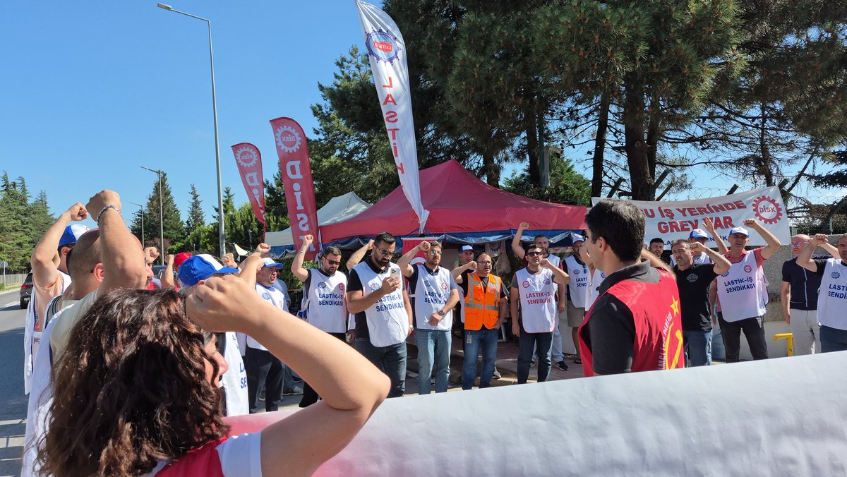 dip_org_tr's tweet photo. 📍Gebze

🚩Devrimci İşçi Partisi olarak ilk günden beri omuz omuza olduğumuz P&G işçilerini ziyaret ettik. DiSK'e bağlı Lastik-İş Sendikası'nda (@lastikis1949) örgütlü işçiler grevini 30. gününde de büyük bir kararlılıkla sürdürüyor. 

🚩Ekmeğini büyütmek için yola çıkan P&G işçileri bu süreçte birçok zorlukla karşılaştı ancak hiçbiri onları yıldıramadı. Örneğin aynı fabrika çatısı altında patronla işbirliği içindeki farklı bir sendikal örgütlenmenin, işçilerin kabul noktasından uzak imzaladığı toplu iş sözleşmesine (TİS) karşı sınıf mücadeleci çizgiden ödün vermeyen Lastik-İş Sendikası Gebze Şubesi ve grevci işçiler, grevlerini baltalamaya yönelik girişimleri elinin tersiyle itiyor.

📢P&G işçisinin mücadelesi hepimizin mücadelesi!
📢Onlar kazanırsa hepimiz kazanırız!
📢Yaşasın iş, aş, hürriyet mücadelemiz!