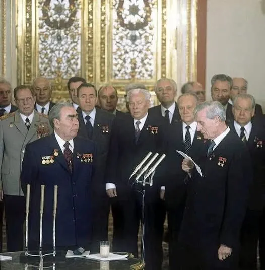 veraizmaylova41's tweet photo. "Можем повторить"
Умершая империя.Посмотрите на эти лица! Вселенский холод загробья. Немощные старики ещё пока еле-еле живут в своём каком-то выдуманном мире. Они пытаются запрещать здравый смысл.Им ставят клизмы и пичкают микстурами.Они не думают, уйти на пенсию. Власть съела их https://t.co/clnGQhiqG8