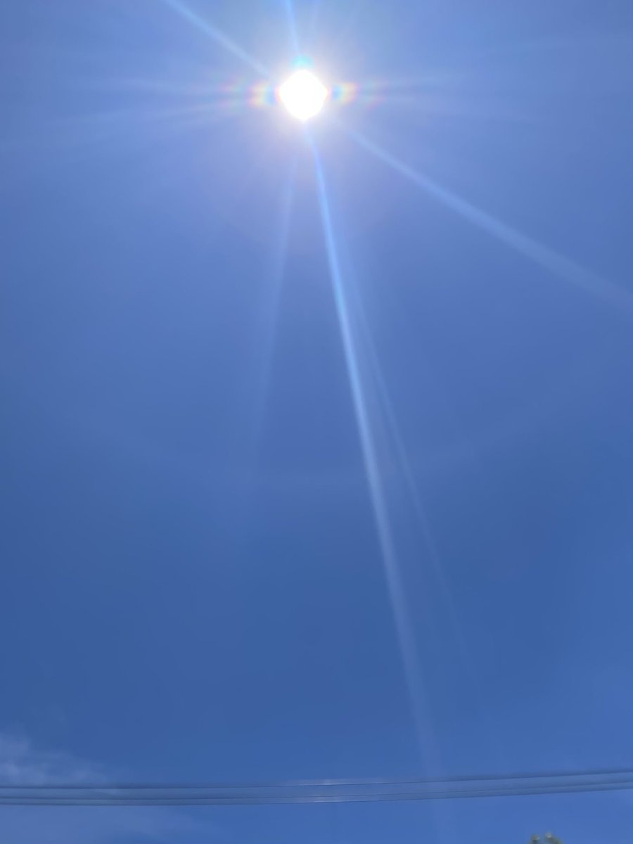 ruban0405's tweet photo. 今日は
青空にハロや雲が綺麗でした
#ハロ
#雲
#空 https://t.co/e3iuuiiyE4