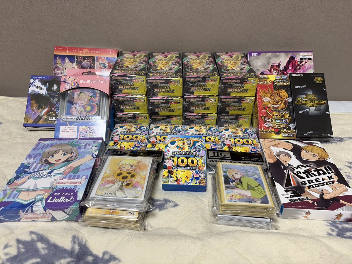 kazukn23's tweet photo. アキバで走ってるチャイに着いてったらバケモンみたいな10万福袋置いてあった https://t.co/9GREnhDgGx