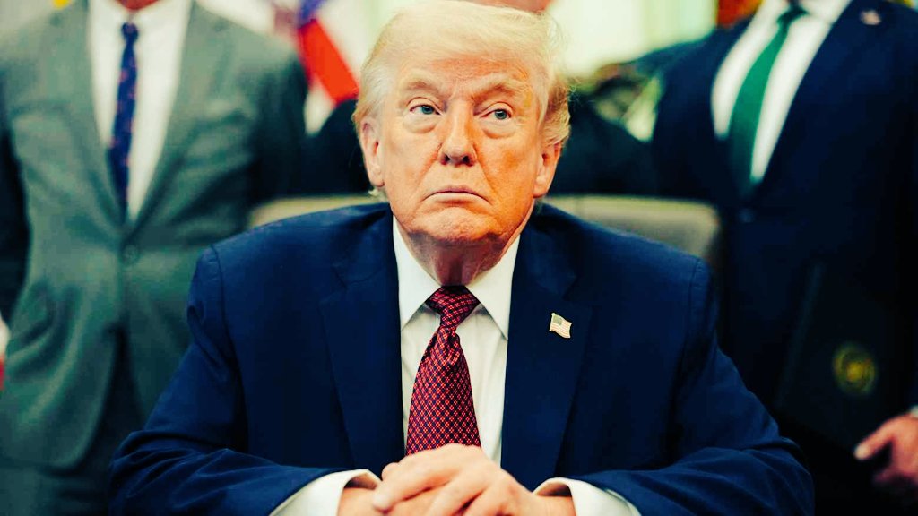 IranObserver0's tweet photo. ⚡️BREAKING: Top Iranian official says that if President Trump resumes the war, he will pay the "full price"

Iranian official to IRIB:

— Iran has not yet destroyed all energy and gas facilities in the Middle East 

— Oil exports via the Red Sea are still possible, but Yemen could close the route

— All ports and pipelines related to oil and gas exports in the region could be targeted 

— The U.S. economy will not survive if we carry out our strike plan
