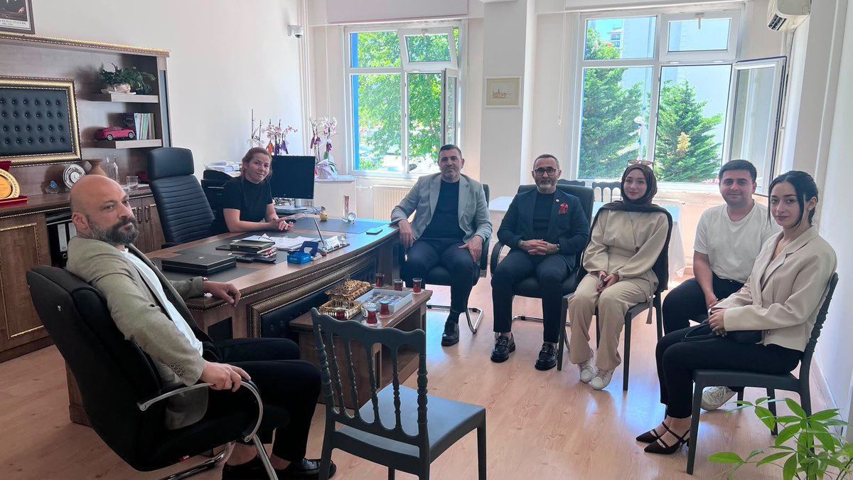 akgncbcekmece's tweet photo. Gilman Durukan Ortaokulu’nu Ana Kademe İlçe Başkanımız Rasim Yağar ve teşkilat mensuplarımız ile ziyaret ettik. 
Eğitimin geleceğini şekillendiren öğretmenlerimize misafirperverlikleri için teşekkür ediyor, çalışmalarında kolaylıklar, başarılar dileriz.
#BüyükçekmeceİçinAKGençlik https://t.co/i3gB2s0kxl