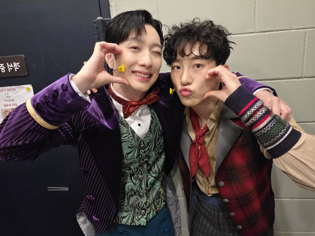 HONGcompany's tweet photo. #뮤지컬 #매드해터

🎩 두 번째 파이팅 콜, 페어 사진 공개

돌아온 뮤지컬 <매드해터> 두 번째 공연에 함께해주신 관객분들께 감사드립니다.
오늘의 페어 #조환지 #서동진 배우의 사진과 파이팅 콜 영상을 공개합니다.

-
2026.6.9-8.30
TOM 1관 https://t.co/mP1ngMhVgK