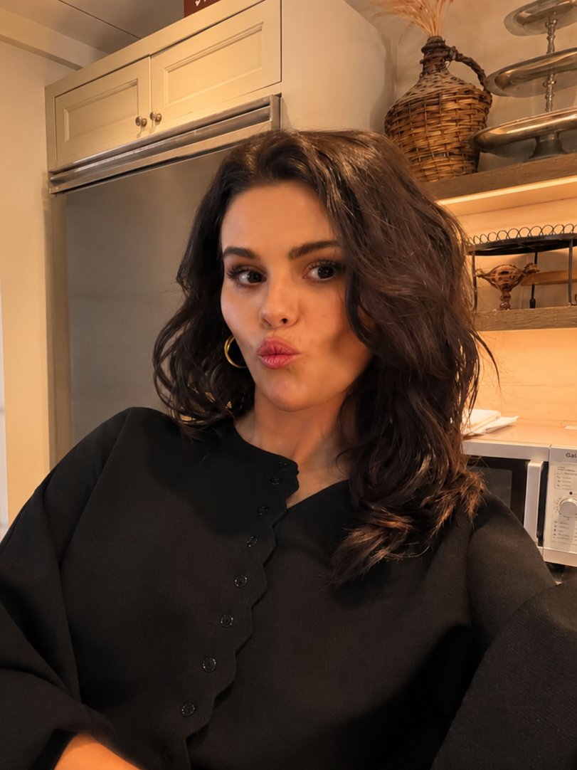 SelenaGmzIN's tweet photo. Selena Gomez looks gorgeous in new picture. https://t.co/J9oem6WeWw
