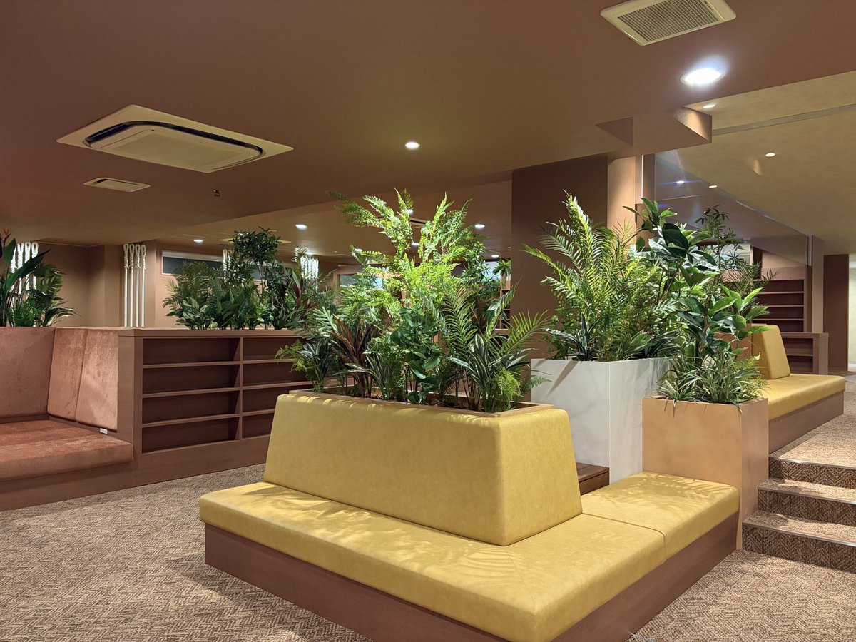 Ap_office1's tweet photo. 地階へ降りると暗い印象になるため、あえて山の奥に入っていったように、

床には木漏れ日のような光と影を落とし、周りの植栽も葉緑体を多く含んだ濃い緑を意識して入れています🌲

広い空間をゆるく仕切ることで、移動するだけの通路も気持ちのいい時間になります☺️ https://t.co/V3xgJrgYCC