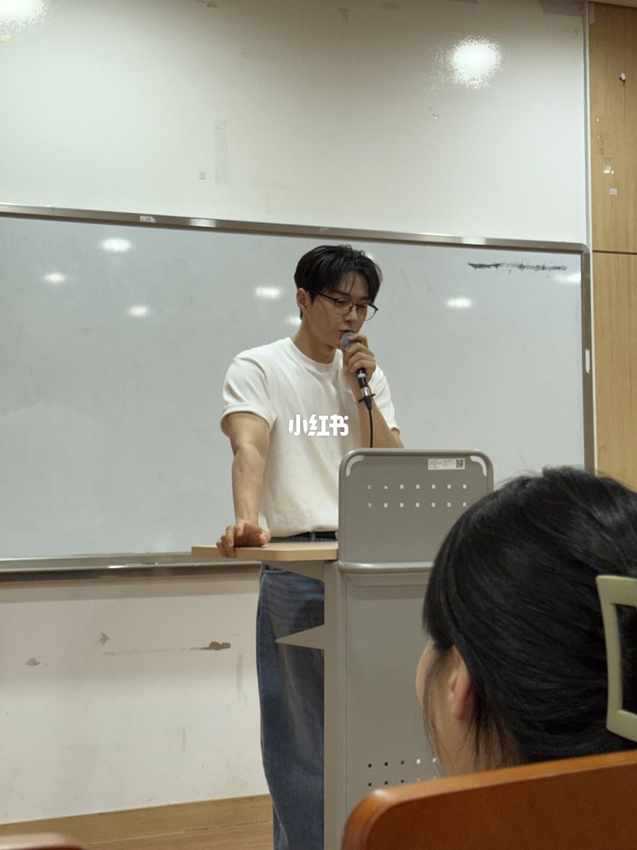 ppkmslluv's tweet photo. แอลไปบรรยายพิเศษที่มหาลัยเซจง
 https://t.co/PvmhMcWsNh https://t.co/g7roUUTwLx