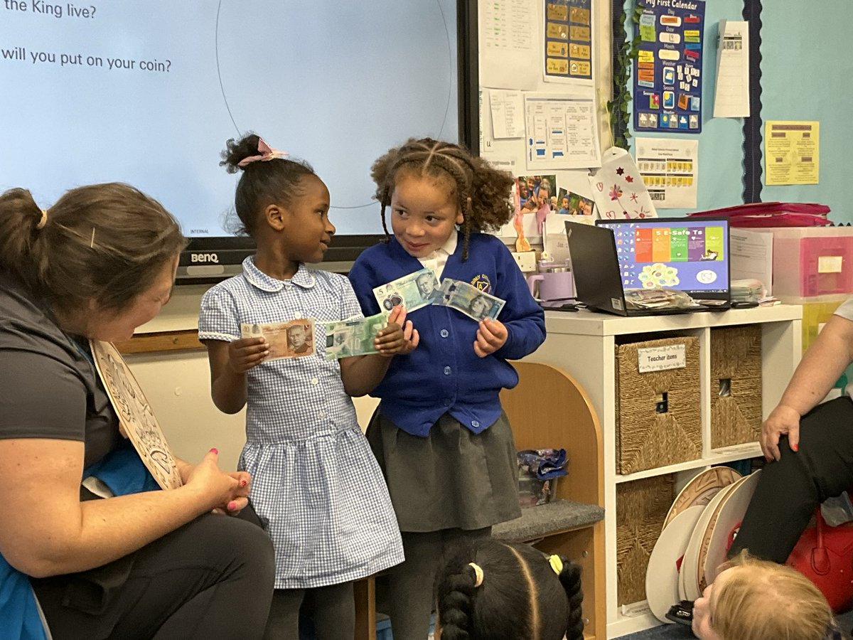 AbbeyPrimary's tweet photo. #rec are talking about how England, N Ireland and Scotland share the same coins but have their own different notes #moneyweek https://t.co/EW5iIrnLoH