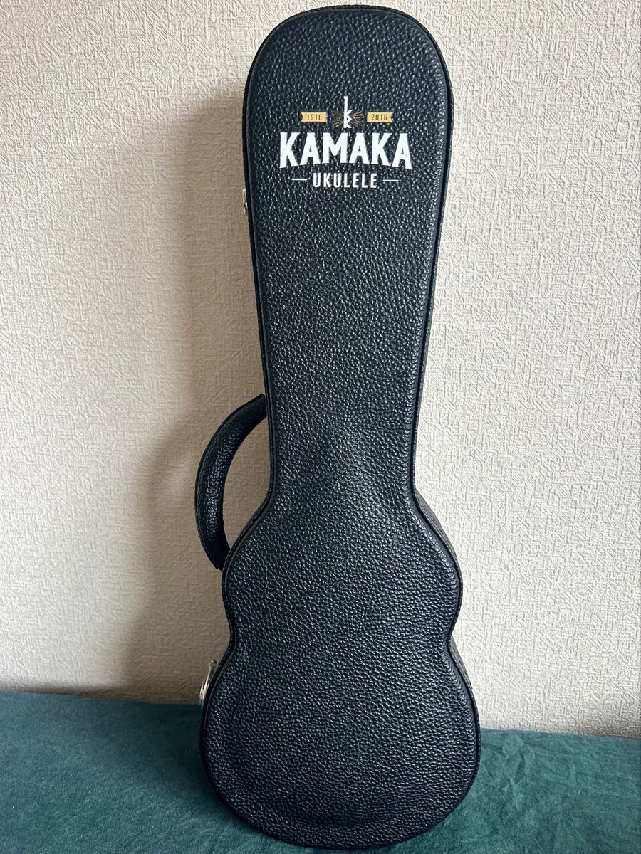 necocamera's tweet photo. ようやく休憩。ここに撮影の小道具として使ったウクレレがある。そして今この部屋には誰もいない。弾き語るチャンスである。NEK!のBlinkに挑戦してみる。写真好きにとってはズキンとする歌なのである。ああ、でも私の歌が下手すぎてビックリだわ。やっぱりHikaさんの歌がええわ。
#NEKI https://t.co/3oDwhX4cXM