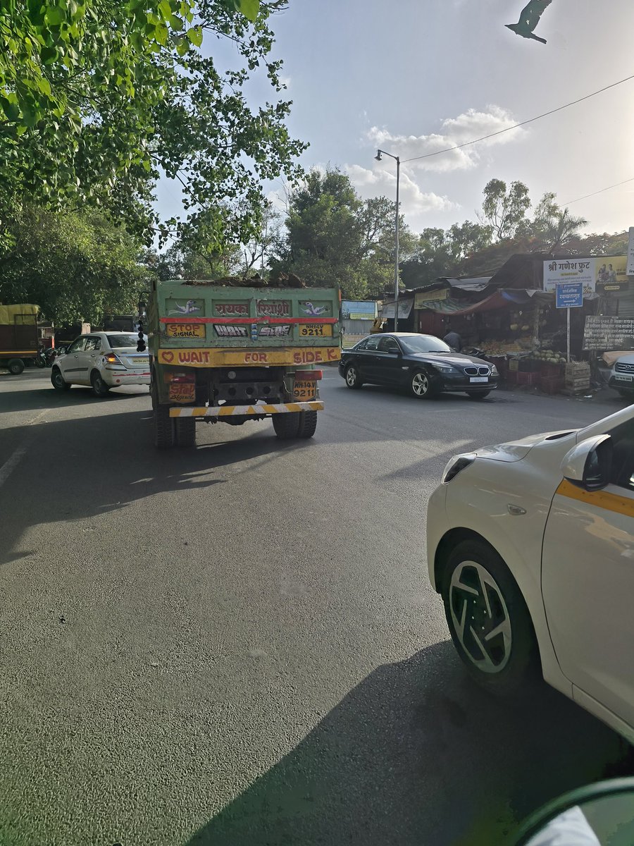 samey1512's tweet photo. @PuneCityTraffic 
दगड आणि मातीची कशी धोकादायक वाहतूक होती आहे बघा. कधीही मागे असणाऱ्या गाडीवर किंवा डोक्यावर दगड पडू शकतो. रस्त्यावर पडेल ते वेगळंच. गाडीची कागदपत्र तर नक्की नसतील आणि PUC असण्याचा प्रश्नच येत नाही.
स्थळ - सन सिटी रोड, संध्याकाळी ५.५०. https://t.co/lcrMdQdTP4
