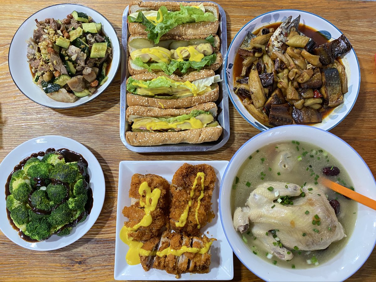 gl0693's tweet photo. 2026年6月10日

晚饭，黄瓜🥒猪头🐷肉，热狗🌭，清水西蓝花🥦，炸猪排🥩，咸鲅鱼🐟茄子🍆煲🍲，元气鸡汤🫕。

好久没喝鸡汤，买了只小鸡🐥，砂锅慢炖4个小时，香哭了😄学新菜，跟四川厨师学了个家乡菜🤣咸鱼炖茄子。

少爷请说情报错误，他们上到月底才毕业，还跟我用了个成语“度日如年”，快点毕业吧😂 https://t.co/5eZM0FTmuU