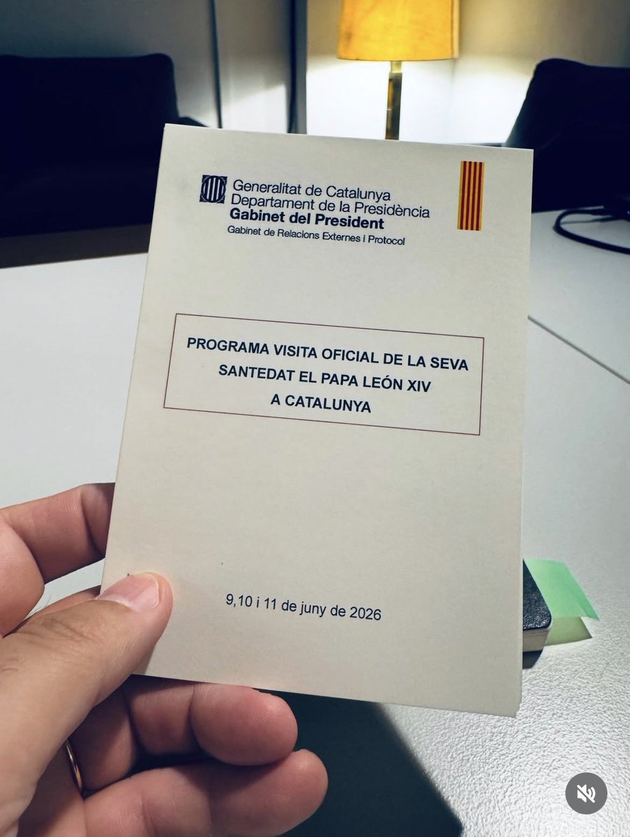 XCatalunya's tweet photo. El programa oficial de la visita del Papa porta el segell de la Generalitat, del Departament de la Presidència i del Gabinet del President. I escriu el nom del Papa així: "PAPA LEÓN XIV".

León. En castellà. En un document de la mateixa Generalitat de Catalunya.

No és el Vaticà qui ho ha redactat. No és l'Arquebisbat. És el Gabinet de Relacions Externes i Protocol del president de la Generalitat, que en català el Papa es diu Lleó XIV — com Joan Pau, com Benet, com tots els papes de la història s'han escrit sempre en la nostra llengua.

Aquests dies hem sentit que el català tindria un paper menor en els actes del Papa, que la benedicció de la Sagrada Família es faria en castellà, que ja ens conformaríem. Doncs el primer que no es pren la molèstia d'escriure en català és la pròpia administració catalana.

Si la Generalitat no defensa la llengua ni en un document de protocol que signa el president, qui ho farà?

A la Newsletter d'Antiburocràcia Catalunya parlem de temes legals i fiscals però també expliquem històries com aquesta i connectem els dos mons. Al primer comentari et deixo l'enllaç on apuntar-t'hi de franc