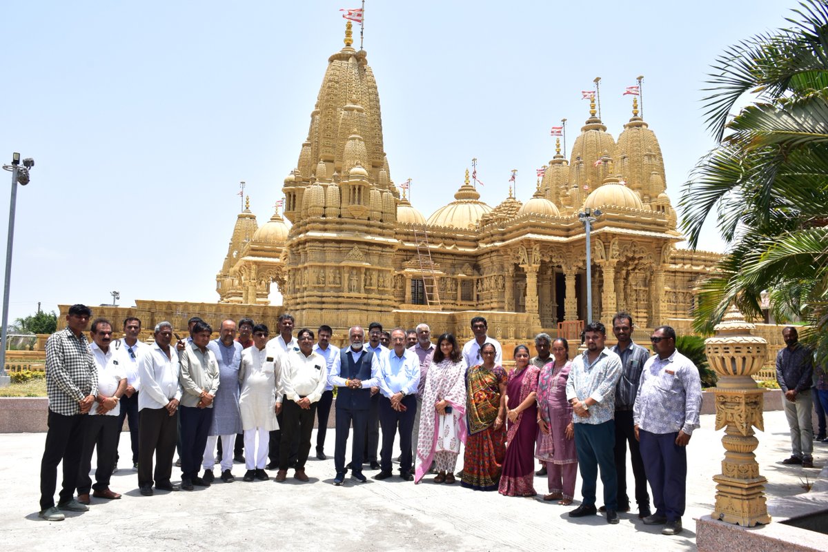 CollectorJamngr's tweet photo. પ્રગતિ પથ યાત્રાના પ્રારંભ સાથે અધિકારીશ્રીઓ તથા પદાધિકારીશ્રીઓ સહ શહીદ વન, જાંબુડા સામુહિક આરોગ્ય કેન્દ્ર,  ભાદરા સ્વામિનારાયણ મંદિરની મુલાકાત લઈ સ્થળોની વિશેષતાઓ અંગે માહિતી મેળવી તથા વિકાસ યાત્રાના સહભાગી બન્યા.
@PMOIndia @CMOGuj @JayantiRavi @infojamnagargog #12YearOfSeva https://t.co/SniidlFCIl
