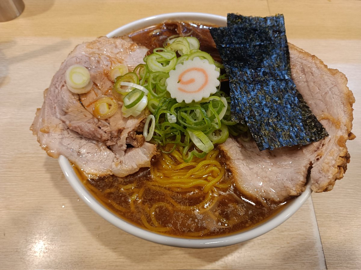 SAvaxh60HgWSIYB's tweet photo. 麺や六等星＠調布
調布に移転してからは初。オマール海老の中華そば。得意の甲殻類を使ったスープで、海老が強めに出た六等星らしい味わい。タレを多めに入れてたけど、このくらいが丁度良いと思わせる感じが自分好みで良いです。
改めて六等星のラーメンがお店で食べられて嬉しい☺️ https://t.co/ZtYlKjfpG4