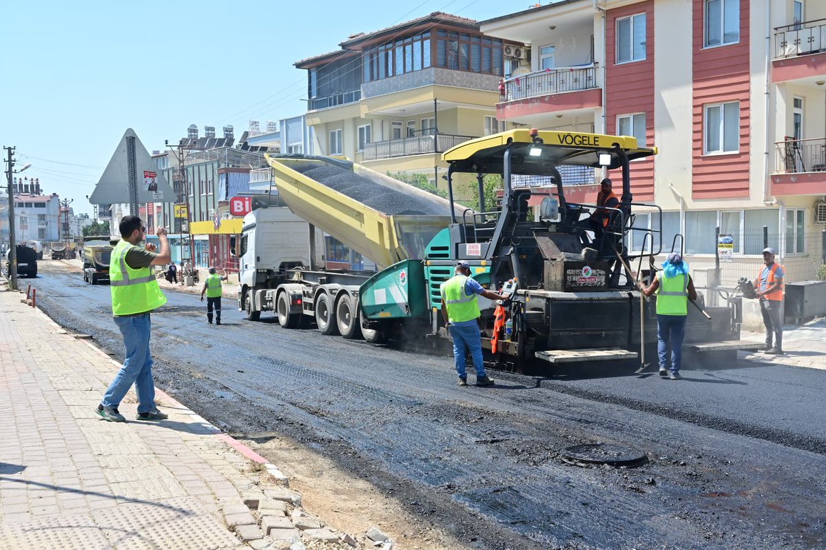 mesutkocagoztr's tweet photo. Esentepe Mahallemizde sıcak asfalt çalışmalarımızı sürdürüyoruz.

Mahallemizin ulaşım konforunu artırmak için yollarımızı yeniliyor, vatandaşlarımızın talep ve önerilerini yerinde dinliyoruz.

Kepez’imizin her mahallesinde olduğu gibi Esentepe’de de daha güvenli, daha konforlu ve daha yaşanabilir bir kent için çalışmaya devam ediyoruz.