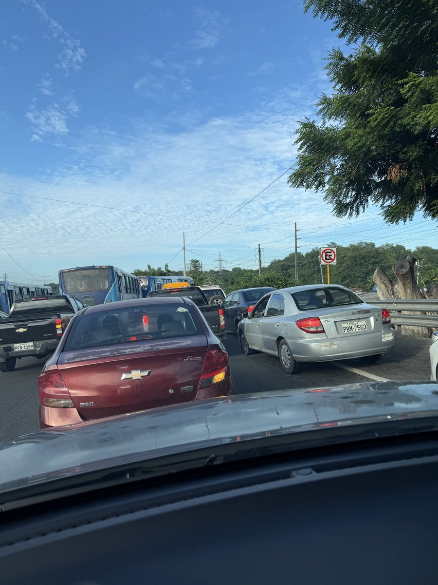 PFbyfrodio's tweet photo. Un caos la perimetral por los mal
Llamados agentes de tránsito @ATM_Transito @ATMGuayaquil cierran el retorno a la vía a la costa (porque lo desean, sin justificación alguna) y nos hacen ingresar por la ciudadela Puertas del Sol.. SIEMPRE ES LO MISMO @ecuavisa @EcuavisaInforma https://t.co/qDWV1rceUD