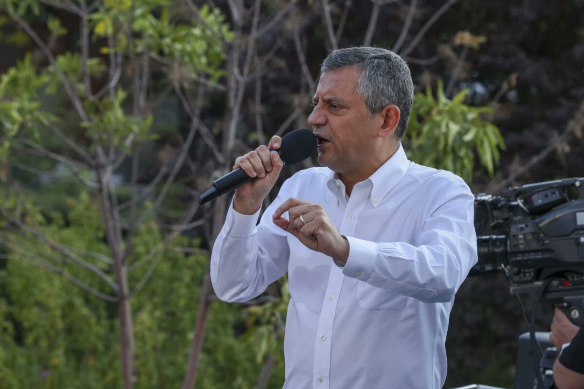 imamoglumedya's tweet photo. Özgür Özel’in Manisa programlarında görev yapan eski şoför ve danışmanları, Manisa Cumhuriyet Başsavcılığı’nın gizli yürüttüğü soruşturma kapsamında gözaltına alındı. https://t.co/5LgqN9Zz2q