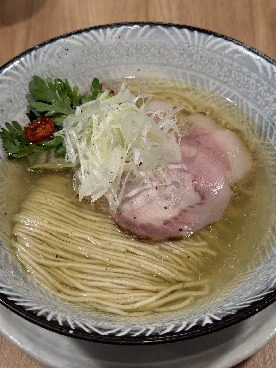 BACKLASH0714's tweet photo. RAMEN 紫苑　高田馬場

塩拉麺🍜

オープン当初以来2度目の塩拉麺✨
かなりブラッシュアップしてました🚀
丸みが出て円やかになってました😍
塩は通常6種類のところを今日は7種類も使っているとの事🤩
もしかして塩で円やかになったのかも🤣
塩も醤油もどちらもハイレベルな紫苑から目が離せません✌️ https://t.co/cvn5FCTwrf