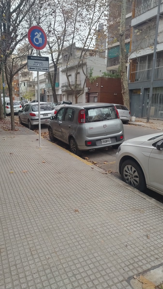 carguipel's tweet photo. @BAInfraest @pberecia Recién. Pedernera al 500. Colocó nuevamente vinilo con su patente sobre un poste q no tiene ese número de dominio @pberecia https://t.co/gP7AoiG4Uv