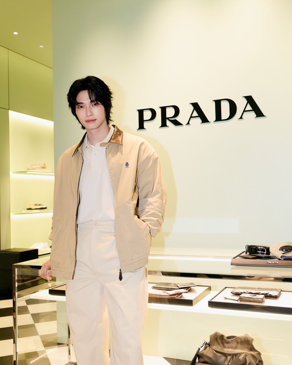 EverydaynewsTH's tweet photo. เก็บตกภาพ "วิน เมธวิน" Prada Ambassador ที่บินลัดฟ้าร่วมงานเปิดบูติกสาขา Prada Shenzhen Bay MixC ณ เมืองเซินเจิ้น ประเทศจีน 

@winmetawin #Winmetawin
#PradaxWin #Prada https://t.co/6Kj0ZqVRr1