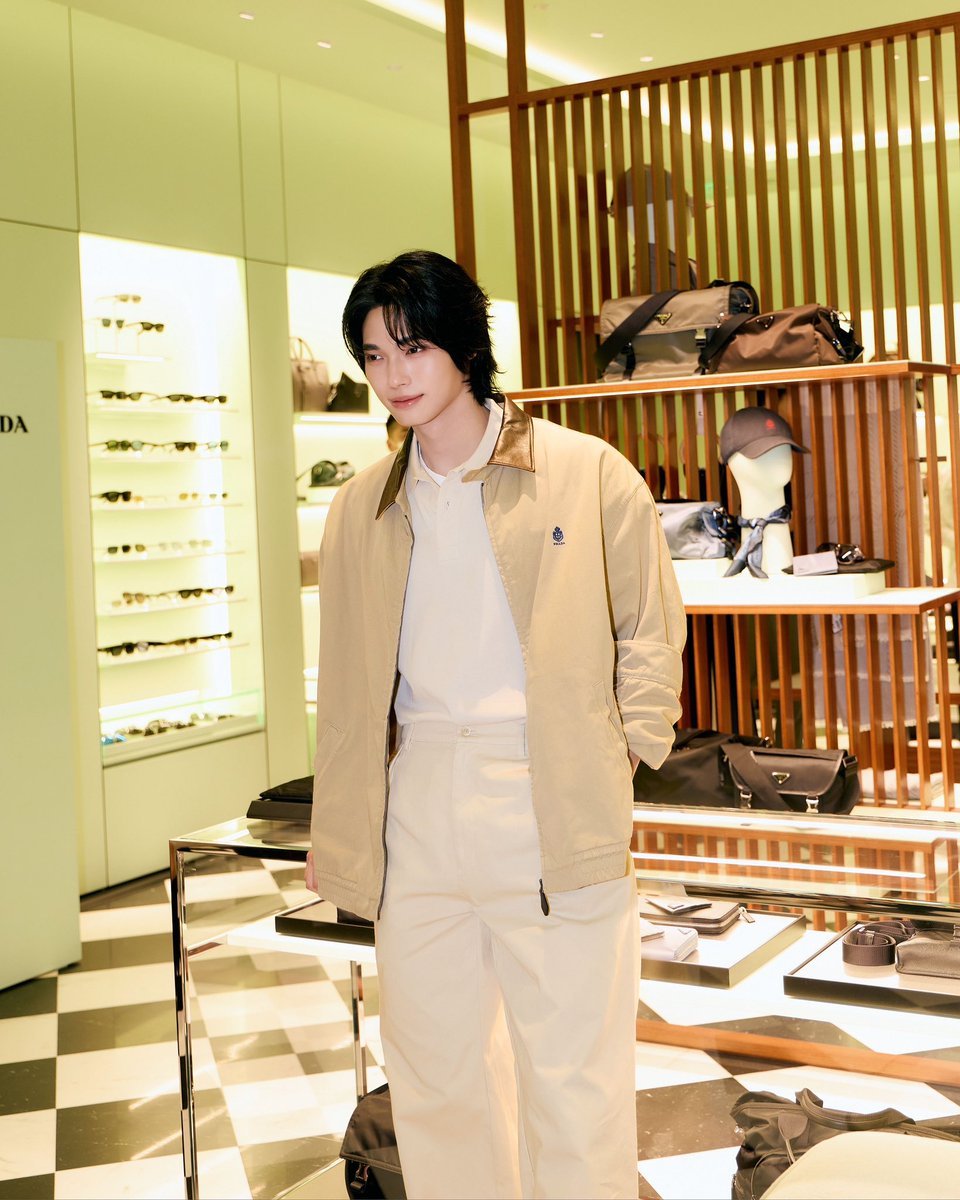 EverydaynewsTH's tweet photo. เก็บตกภาพ "วิน เมธวิน" Prada Ambassador ที่บินลัดฟ้าร่วมงานเปิดบูติกสาขา Prada Shenzhen Bay MixC ณ เมืองเซินเจิ้น ประเทศจีน 

@winmetawin #Winmetawin
#PradaxWin #Prada https://t.co/6Kj0ZqVRr1