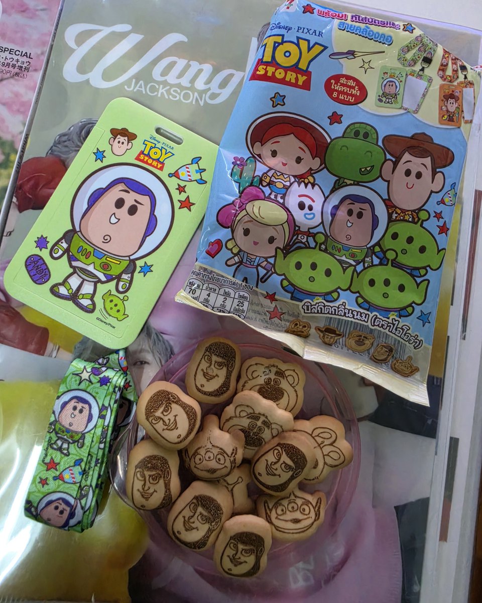 field0228's tweet photo. หาเจอแล้วขนม Toy story 
กับการ์ดโฮเดอร์พี่บัซ....มันทำให้คิดถึงน้องแจ็คเลยอ่า 😉 https://t.co/TUrCE24n8o