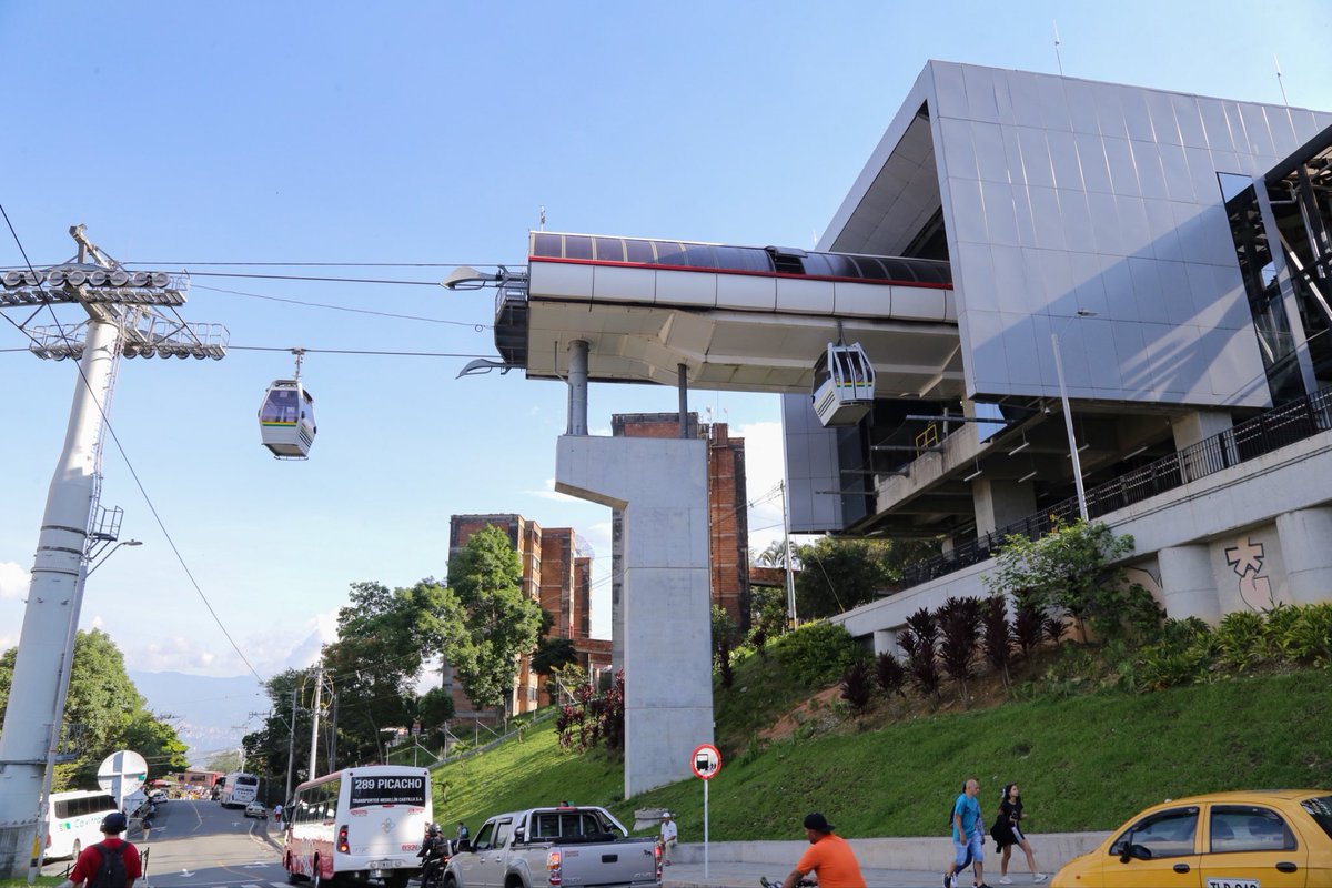 FicoGutierrez's tweet photo. Hoy celebramos 5 años del Metrocable línea P, una obra que les cambió la vida a miles de familias y que hoy moviliza a más de 40.000 personas cada día.

Y seguimos cumpliendo.

Por eso avanzamos con el Metrocable de San Antonio de Prado, que será el séptimo de la ciudad. Tendrá 5 kilómetros de extensión, reducirá los tiempos de desplazamiento y les permitirá a miles de familias ahorrar dinero gracias a la integración tarifaria con el @metrodemedellin. 

Seguimos conectando a la gente, acercando oportunidades y mejorando la calidad de vida de las personas. Así es como llevamos a Medellín a otro nivel 💥.