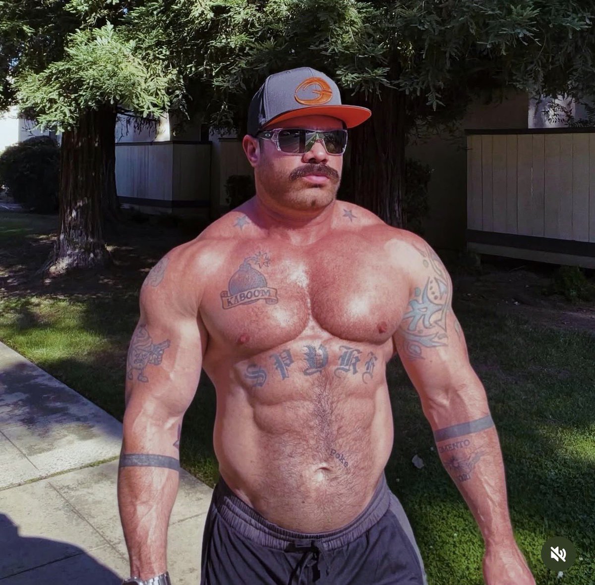 bigbootyhunks's tweet photo. Would you swipe left 👈🏻 or right 👉🏻 on this man? 🧐👇🏼 #MuscleBear #GayMuscle https://t.co/ObS5Yw9jsQ