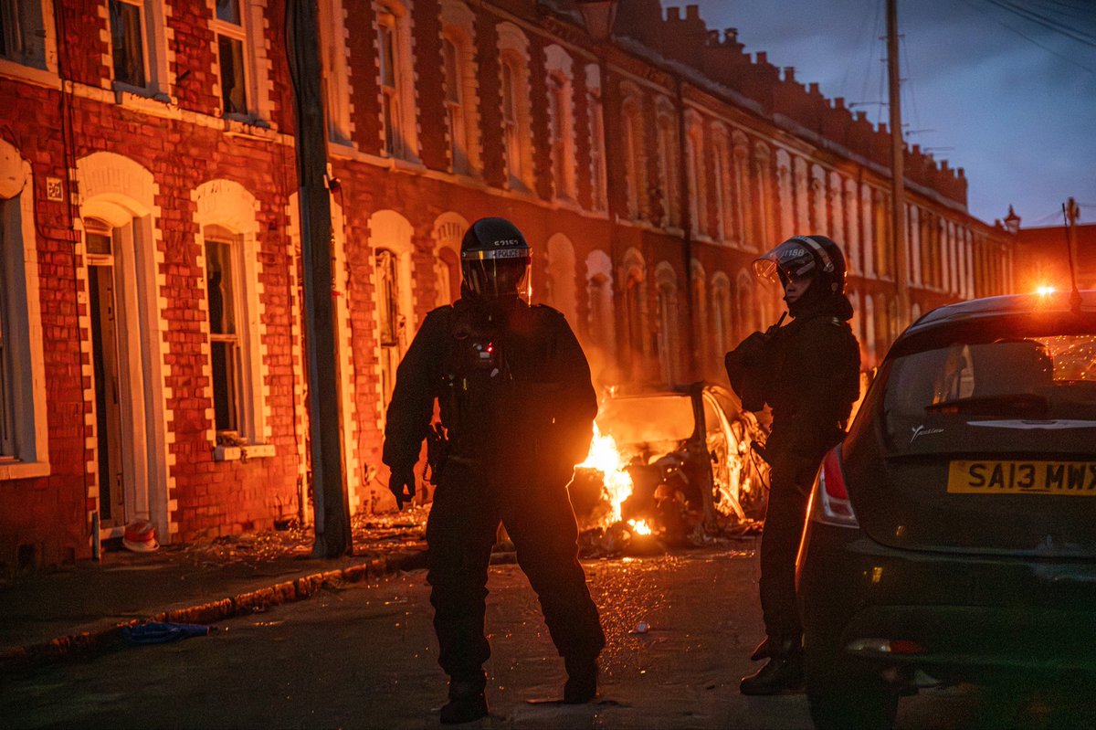 Seamus_Travers's tweet photo. Some photos from Belfast last night. #belfast #riot https://t.co/R9u7Sys6gY