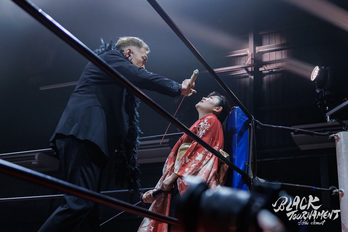 10quatrebt's tweet photo. 10・Quatre extra battle
｢BLACK TOURNAMENT ~fifth element~｣

一回戦第四試合
━━━━━━━━━━━
 宮本杏子　vs　内堀克利
━━━━━━━━━━━

この2人が初戦でぶつかることを誰が予想したでしょうか。
一手で終わらせると言い放ち、スーツで姿を表した内堀。
華やかな振袖衣装で、負けるものかと立ち向かう宮本。
何度斬られても立ち上がる姿は、観る人を感動させていました。
その姿に涙を流す人も。
ヒールに徹した内堀の悪役ぶりも人気で、ベストバウトでも上位の試合でした。

photo by Megumi（ @Megumi__photo ）

#BT5 #テンカトル #殺陣 #プロレス