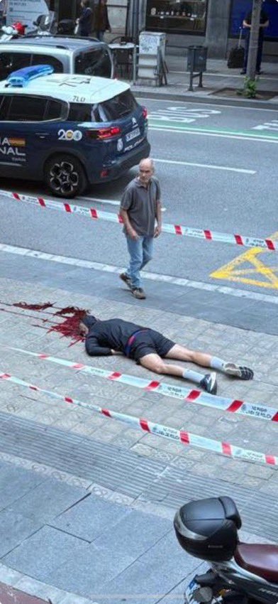 Doct_Tricornio's tweet photo. 🔴 Mientras el Papa se pasea por Cataluña promulgando la paz, la multiculturalidad y los brazos abiertos a los inmigrantes, en Barcelona se producen escenas como esta, donde un hombre es ejecutado con un tiro en la cabeza delante del la comisaría de la policía nacional https://t.co/ewGmuwJwRs
