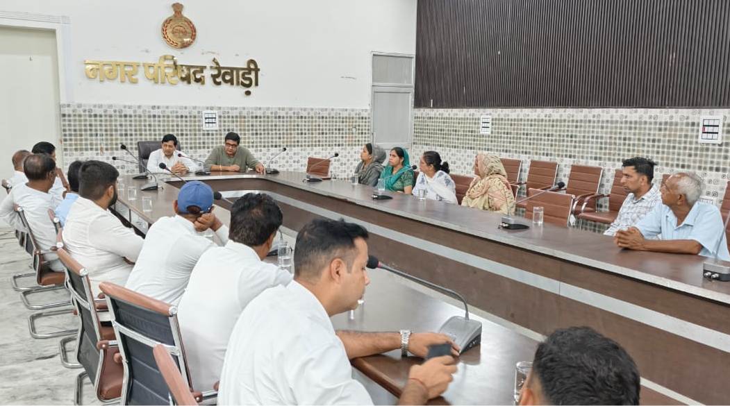 DiproRewari's tweet photo. -विशेष गहन पुनरीक्षण (एसआईआर) अभियान को लेकर एसडीएम रेवाड़ी श्री सुरेश कुमार ने वार्ड पार्षदों के साथ की बैठक-
-मतदाता सूची को त्रुटिरहित एवं अद्यतन बनाने के लिए चलाया जाएगा व्यापक अभियान-
रेवाड़ी विधानसभा क्षेत्र के निर्वाचक पंजीकरण अधिकारी एवं एसडीएम श्री सुरेश कुमार ने कहा कि https://t.co/6zvkZNpjRM