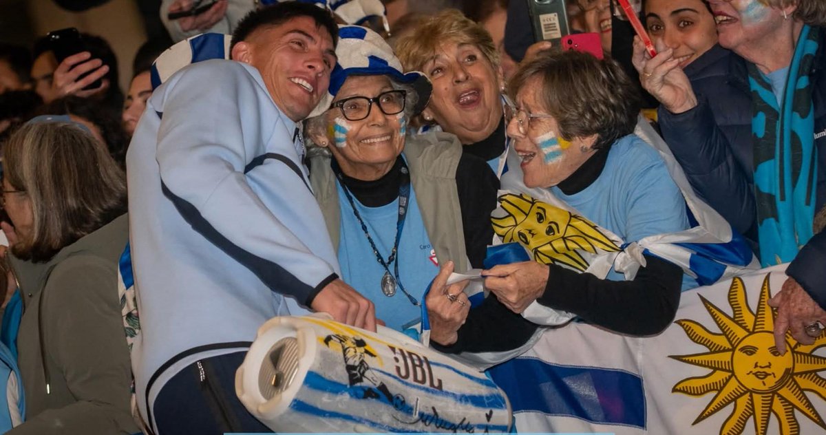 SuarezRayito's tweet photo. Anoche despidiendo a la selección uruguaya todos juntos ahí como siempre 🇺🇾🇺🇾🇺🇾🇺🇾🇺🇾🇺🇾🇺🇾🙏🙏🙏🙏🙌 https://t.co/r6Kh6Dh6a2