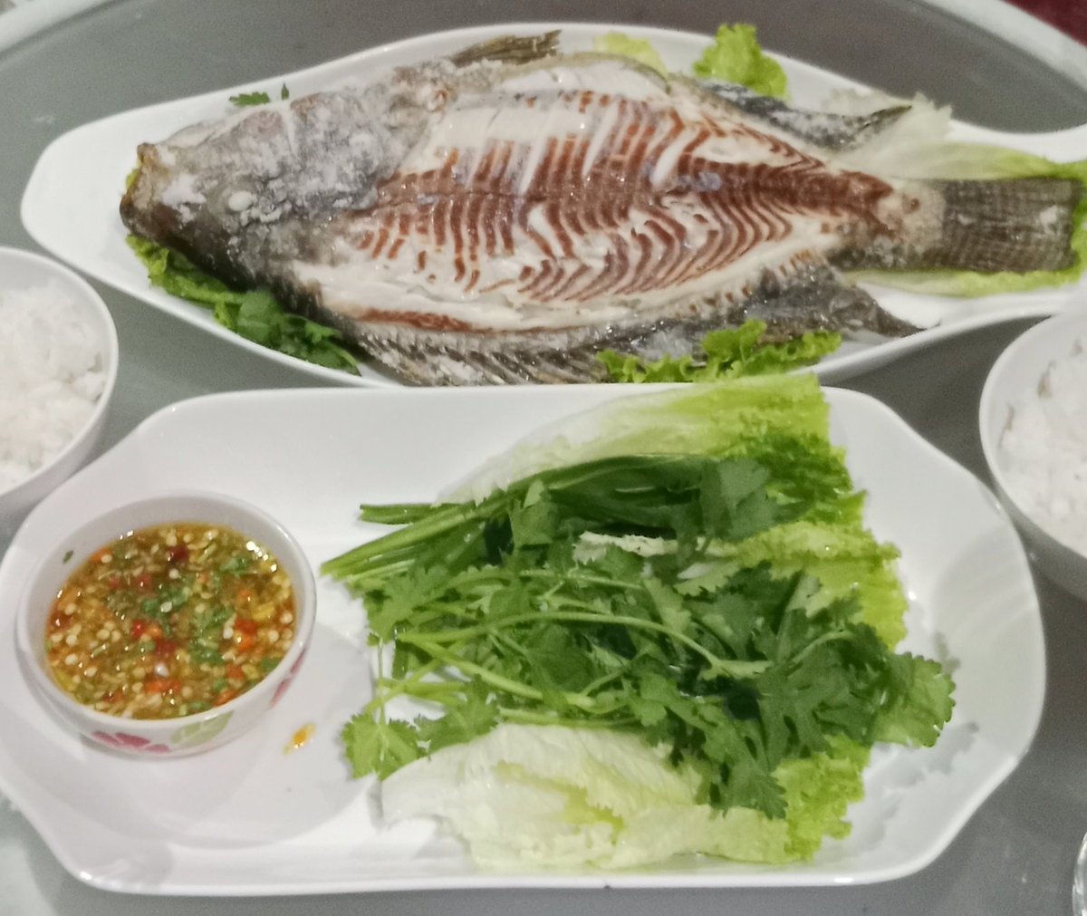 j_toring's tweet photo. Ein Fischer kommt jetzt jeden Abend in die Hauptstraße in der Nähe und bietet seinen frischen Fang an. Langsam in einer Salzkruste im Ofen gegart, ist das weiße Fleisch zart und saftig. Ein junger Chardonnay dazu, egal von woher, kann kein Fehler sein. https://t.co/PnqiWK55QZ