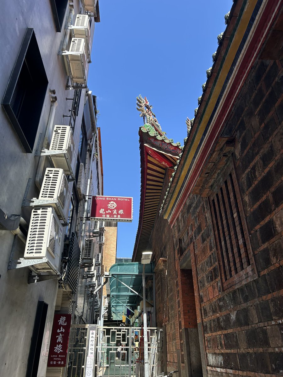 QQball0815's tweet photo. Xで見て気になっていた「龍山商旅」に宿泊！
龍山寺が目の前にどーーーん！🐉
夜も朝も贅沢な眺めで良かった☺️
宿のまわりはちょっと怪しげなおじちゃんが多めだけど…笑、駅近で安くて◎ https://t.co/OQ7H01lBwg
