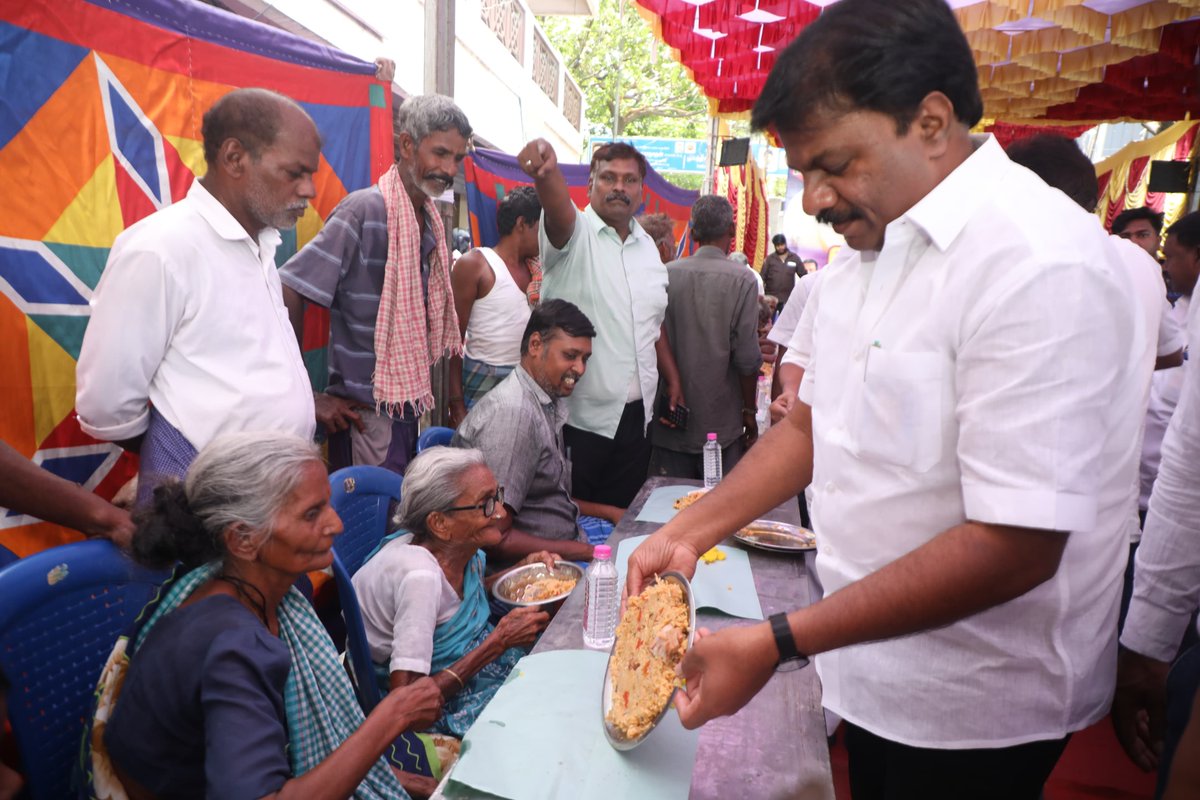 nchitrarasu's tweet photo. தமிழினத் தலைவர் முத்தமிழறிஞர் டாக்டர் கலைஞர் அவர்களின் 103-வது பிறந்தநாளை முன்னிட்டு, சென்னை மேற்கு மாவட்டம் #ThousandLights மேற்கு பகுதி அவைத்தலைவர் திரு.குப்பன் ஏற்பாட்டில் சூளைமேடு மேற்கு நமச்சிவாயபுரம் பகுதியில் உள்ள மக்களுக்கு சம்பந்தி விருந்து (மதிய அறுசுவை உணவு) பரிமாறி மகிழ்ந்தோம்.
#Kalaignar103 @mkstalin @Udhaystalin #DMK #Chitrarasu #ChennaiWestDMK