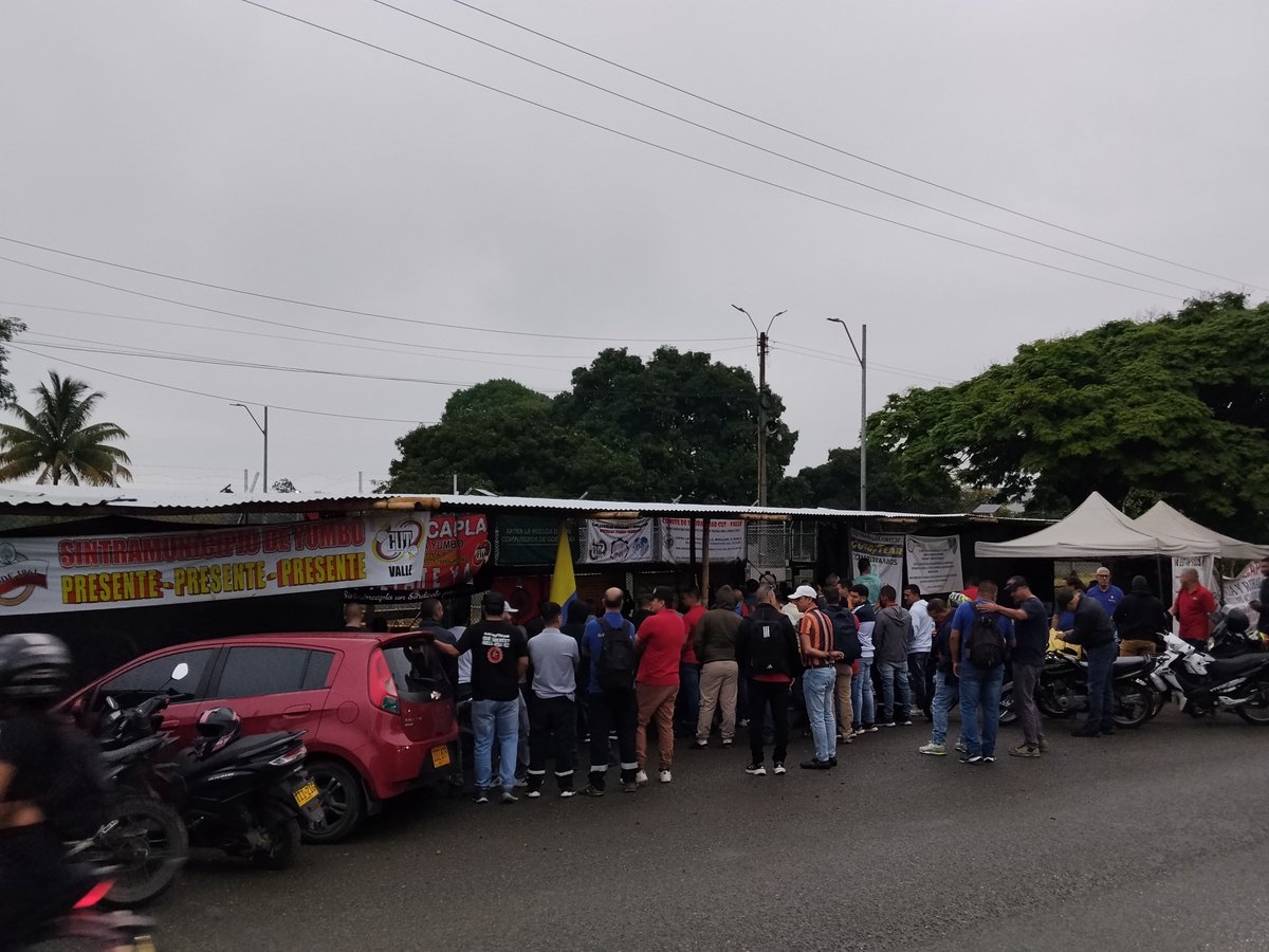 KollCesar's tweet photo. Luego de 92 días se termina la huelga en #GoodyearColombia. Hubo acuerdo favorable para las partes. Contra todo pronóstico se impuso la resistencia obrera.

El conflicto obrero-patronal llegó a la fase de #Hulega porque la compañía presentó un contrapliego de 31 puntos, para dejar la Convención Colectiva en su mínima expresión: congelamiento salarial y de todo el componente extra legal. Fue un intento de envilecer las condiciones de trabajo y de desarticular a la organización sindical #Sintraincapla.

#Sintraincapla ejerció un liderazgo notable en la dirección política del conflicto. Como consecuencia, 450 trabajadores tendrán mejores condiciones en materia salarial, prestacional, beneficios extra legales y de libertad sindical.