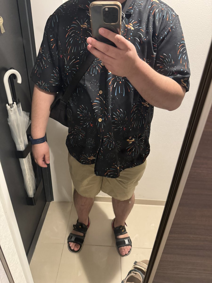 k_cnug's tweet photo. 普段着ないような服着たらあんまり似合ってない感がすごい……。
やっぱパリピみたいな服は似合わないんだ……。 https://t.co/Vd065Byilm